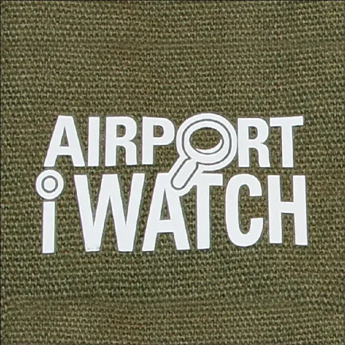 橄欖綠織物上絲印白色AIRPORT iWATCH標誌的實物近照，可見布面紋理